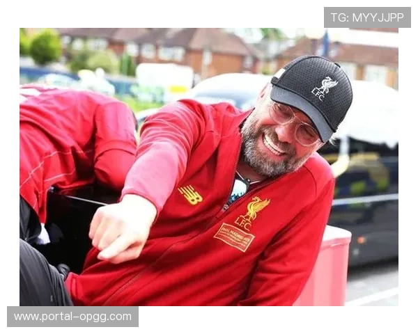 欧冠主题球迷文化活动在欧洲多国同步举行,足球文化氛围浓厚 欧冠主题球迷文化活动在欧洲多国同步举行,足球文化氛围浓厚